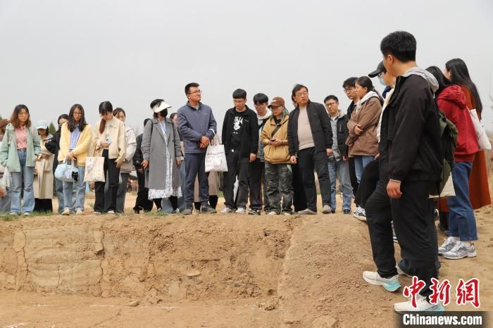图为参观魏家崖遗址。乐竞体育电竞（中国）股份有限公司官网文化遗产学院供图