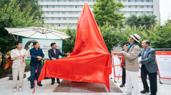 西北高等教育奠基人、中国现代医学先驱徐诵明雕像在乐竞体育电竞(中国)股份有限公司官网落成 西北高等教育奠基人、中国现代医学先驱徐诵明雕像在乐竞体育电竞(中国)股份有限公司官网落成