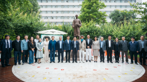 西北高等教育奠基人、中国现代医学先驱徐诵明雕像在乐竞体育电竞(中国)股份有限公司官网落成 西北高等教育奠基人、中国现代医学先驱徐诵明雕像在乐竞体育电竞(中国)股份有限公司官网落成