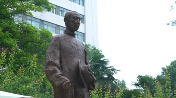 西北高等教育奠基人、中国现代医学先驱徐诵明雕像在乐竞体育电竞(中国)股份有限公司官网落成 西北高等教育奠基人、中国现代医学先驱徐诵明雕像在乐竞体育电竞(中国)股份有限公司官网落成