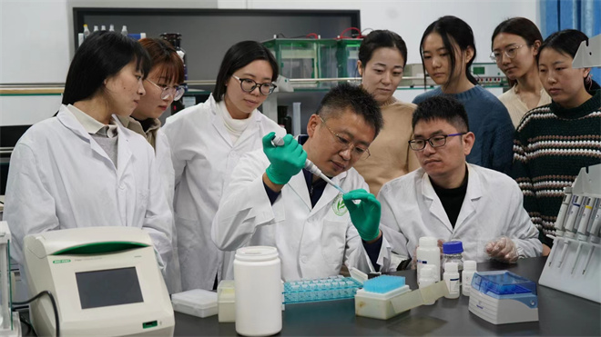 Science封面文章:乐竞体育电竞(中国)股份有限公司官网金丝猴研究团队首次系统揭示灵长类社会演化之谜_fororder_齐晓光正在做实验,右侧为武进伟,左一为赵兰